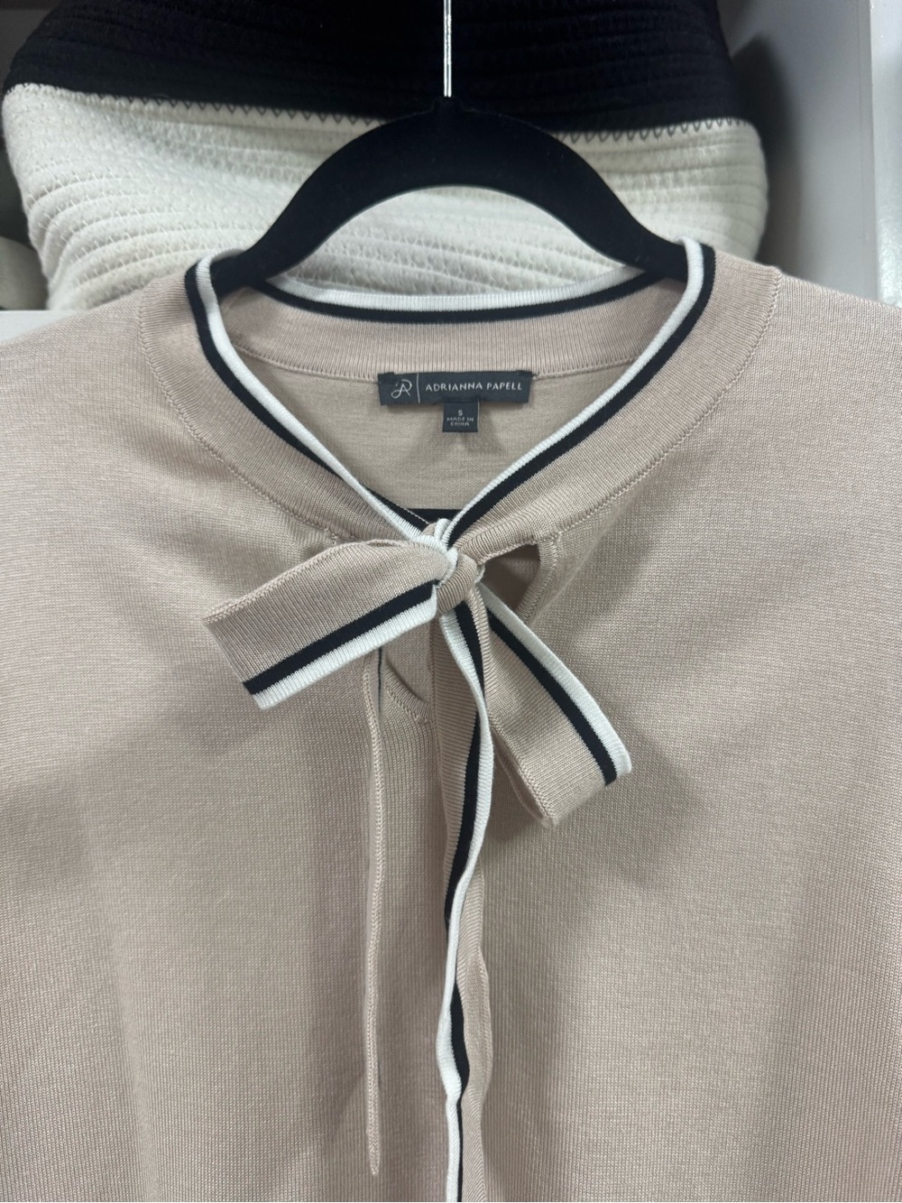 Adrianna Papell Bow Tie Knit Top Beige Black White Size Medium NWOT - Picture 4 of 7